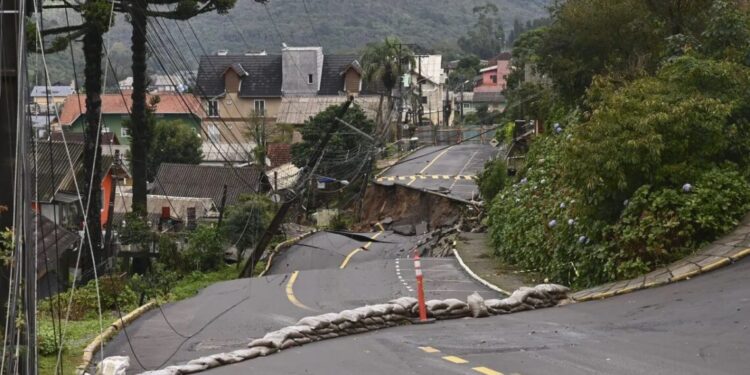 Rua desmorona em Gramado, na Serra Gaúcha, após fortes chuvas