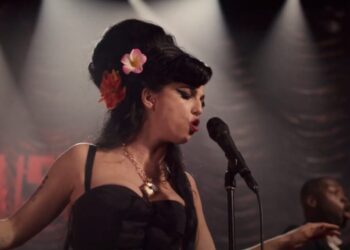 Marisa Abela como Amy Winehouse em novo trailer de "Back to Black" Reprodução/YouTube