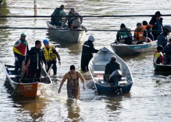 Equipes usam barcos para resgatar vítimas da enchente na zona norte de Porto Alegre (RS)