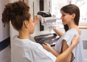 A mamografia é um dos principais exames para rastreamento do câncer de mama
izusek/GettyImages