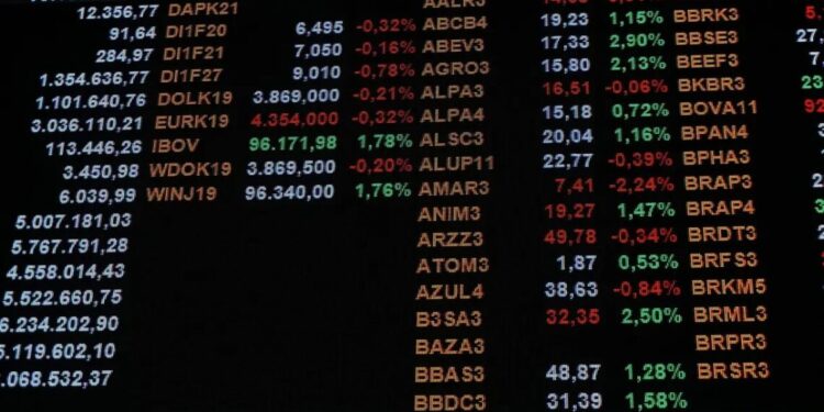 Ibovespa cai pressionado por Petrobras; dólar acelera queda após falas de Campos Neto