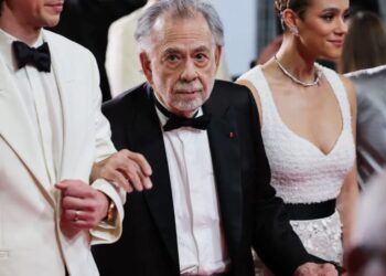 Francis Ford Coppola ao lado de Adam Driver e Nathalie Emmanuel no tapete vermelho de "Megalopolis" no 77º Festival de Cinema de Cannes Ernesto Ruscio/Getty Images