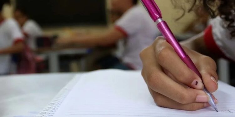 Analfabetismo cai, mas atinge 7% dos brasileiros acima dos 15 anos, diz IBGE