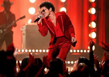 Bruno Mars em apresentação no American Music Awards de 2021, em Los Angeles. John Esparza via Getty Images