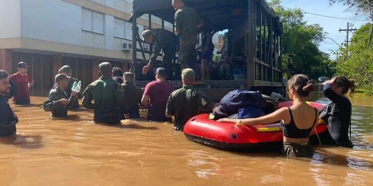 Auxílios governamentais podem passar de R$ 14,5 mil por família do RS