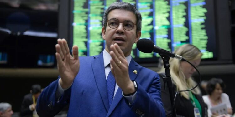 Randolfe Rodrigues foi filiado ao PT até 2005, quando deixou o partido para ir ao PSOL; em 2015, chegou à Rede, ficando até 2023
Saulo Cruz/Agência Senado