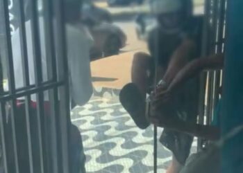 Homem ‘tranca’ porta de lotérica com as mãos para fugir de suspeitos armados com motosserra e faca