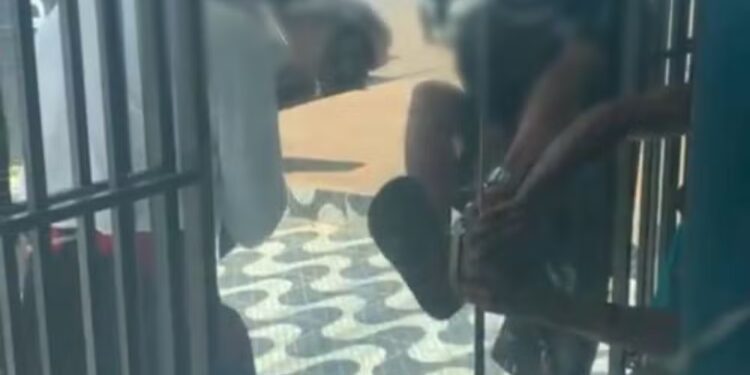 Homem ‘tranca’ porta de lotérica com as mãos para fugir de suspeitos armados com motosserra e faca