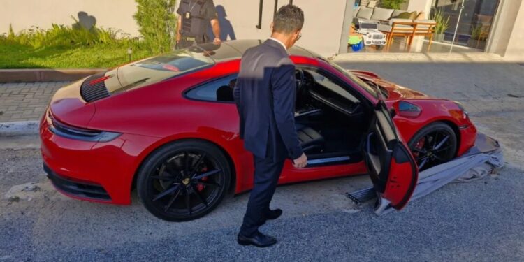 Líder de quadrilha suspeita de movimentar mais de R$ 243 milhões comprou Porsche de Daniel Alves