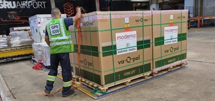 Brasil recebe primeiro lote de vacinas atualizadas contra a Covid-19