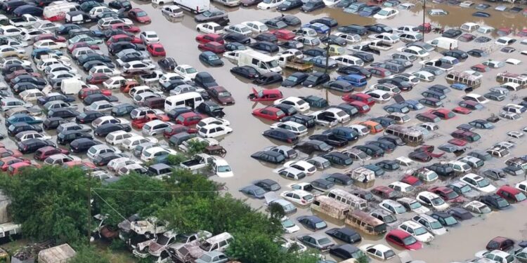 Gaúchos perderam 200 mil carros na enchente e a minoria deve ter seguro