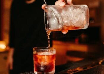 Combinação entre bebidas alcoólicas e energético é comum em bares e baladas Jonathan Borba/Unsplash