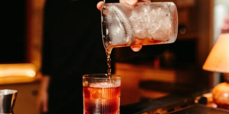 Misturar álcool com energético faz mal? Entenda os riscos