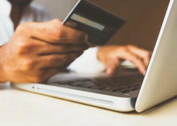 1 em 7 pessoas da Geração Z tem cartão de crédito estourado