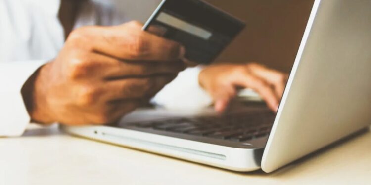 1 em 7 pessoas da Geração Z tem cartão de crédito estourado