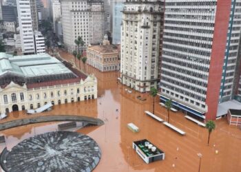 Vista das ruas do centro da cidade de Porto Alegre (RS), onde equipes trabalham no resgate de pessoas que ficaram ilhadas após o Rio Guaíba registrar cheia histórica