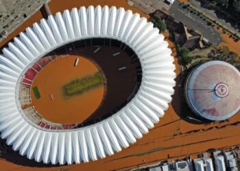 Nesta segunda-feira (6), água encobriu praticamente todo o gramado do Beira-Rio Crédito: Max Peixoto/Estadão Conteúdo