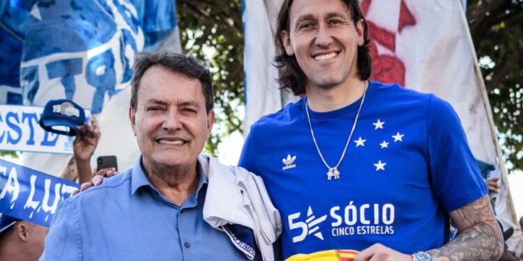 Cássio é recebido por multidão de torcedores do Cruzeiro: “Vou ser muito feliz”