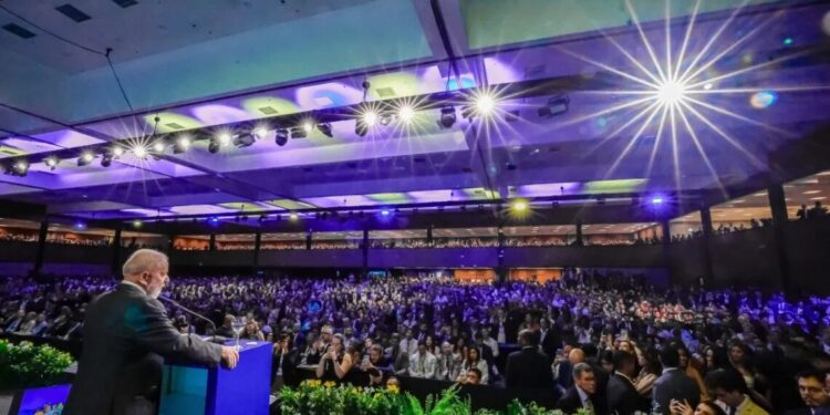 Em meio a vaias e aplausos, Lula anuncia medidas para aliviar contas de prefeituras