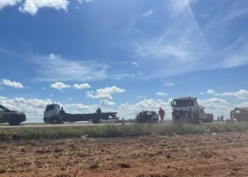 Carro ficou destruído após bater de frente com caminhão — Foto: Divulgação