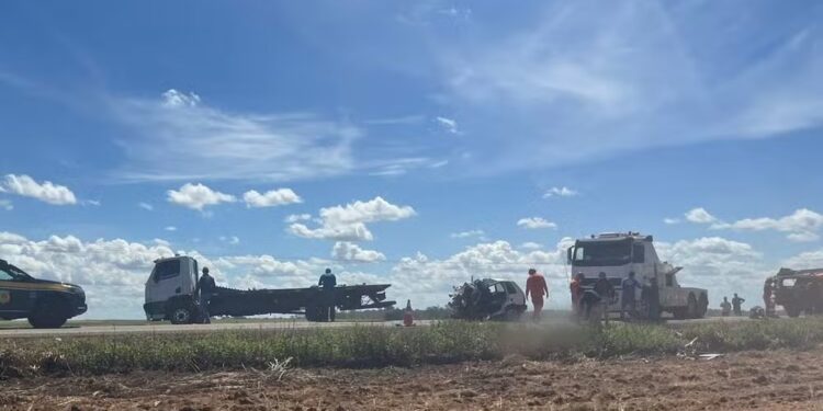 Duas pessoas morrem após carro bater de frente com caminhão e ser destruído
