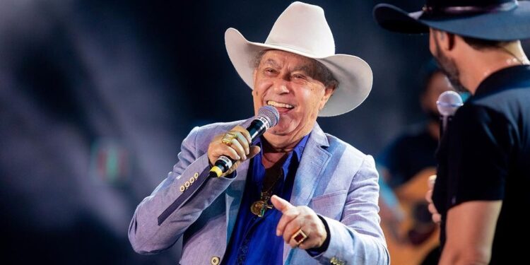 Na conta oficial do cantor, um membro da família se pronunciou dizendo que Milionário está bem, ativo e que até cantou no quarto com seus acompanhantes
Instagram/Reprodução