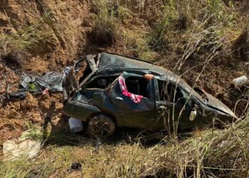 Carro capota na TO-335 e deixa criança e outras três pessoas feridas