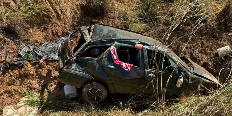 Carro capota na TO-335 e deixa criança e outras três pessoas feridas
