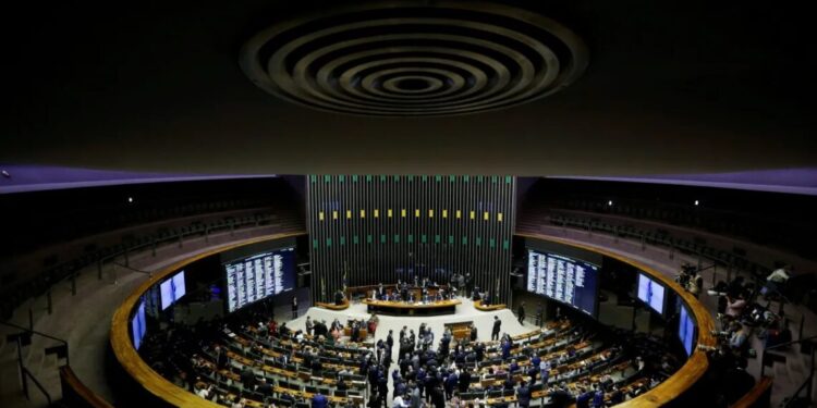 Autismo: Câmara analisa projeto que define formação de acompanhante escolar de pessoas com o transtorno