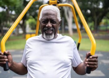 Manter a prática de exercícios físicos são importantes para o envelhecimento saudável
FG Trade/GettyImages