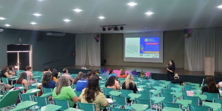 Profissionais na Orientação Educacional da Semed participam de reunião formativa