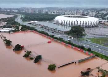 Vista aérea da enchente que atinge a cidade de Porto Alegre (RS); ao fundo, o estádio Beira-Rio