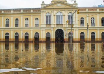 Enchente persiste na região do Mercado Público de Porto Alegre; marca na parede mostra até onde a água chegou