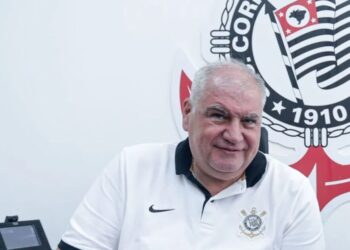 Rubens Gomes, diretor de futebol do Corinthians, e Matheus França, novo reforço do Timão Rodrigo Coca/Agência Corinthians