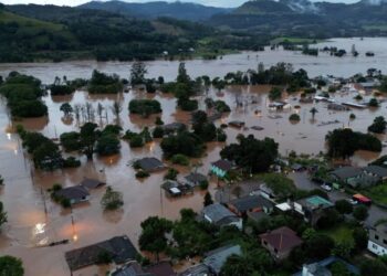 Vista aérea de área inundada perto do rio Taquari, na cidade de Encantado, no Rio Grande do Sul 01/05/2024 REUTERS/Diego Vara