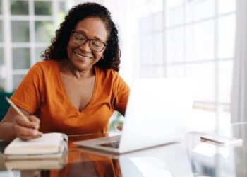 Atividades como resolver cálculos matemáticos, caças palavras, palavras cruzadas, aprender um novo idioma, entre outras, ajudam a fortalecer a memória e a função cognitiva do cérebro, segundo especialistas