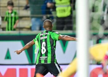 América-MG venceu Santos em jogo polêmico @AmericaFC1912
