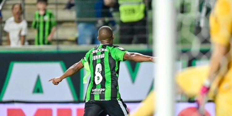 América-MG vence Santos com gol polêmico e cola na liderança da Série B