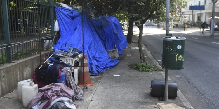 Barracas de moradores em situação de rua em São Paulo
Arquivo - Ronaldo Silva/Photopress/Estadão Conteúdo