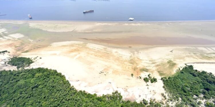 Com risco de estiagem severa, Amazonas recomenda que população armazene água potável
