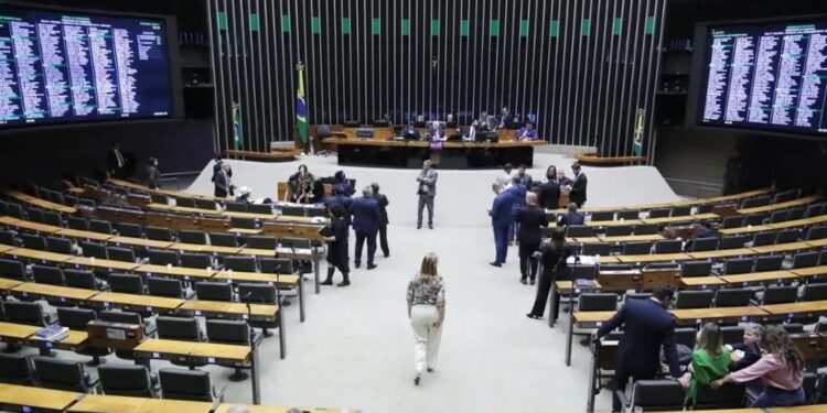 Governo pressiona e líderes devem aceitar texto separado para “taxa da blusinha”