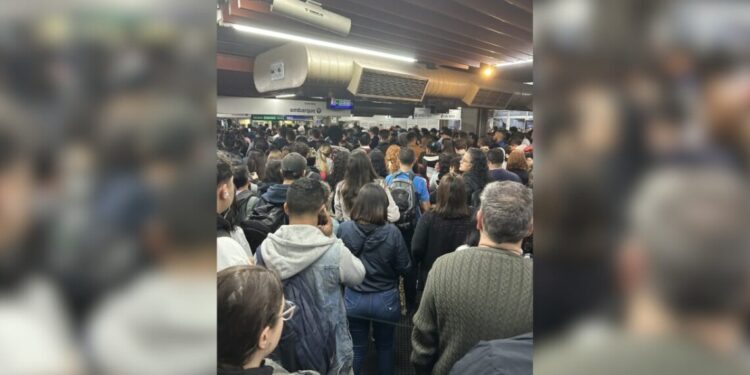 Metrô de São Paulo tem falhas na Linha 1-Azul