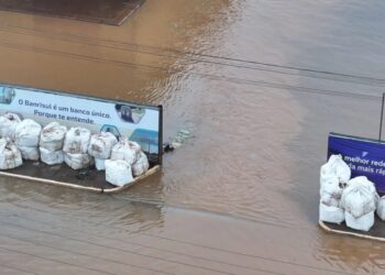 As comportas 3 e 14 do sistema de proteção contra cheias, que haviam sido fechadas para viabilizar o escoamento da água em direção ao lago, permanecem fechadas com bags de ráfia.