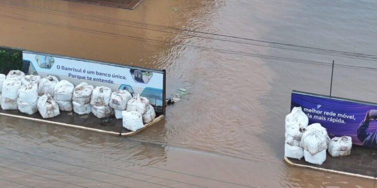 As comportas 3 e 14 do sistema de proteção contra cheias, que haviam sido fechadas para viabilizar o escoamento da água em direção ao lago, permanecem fechadas com bags de ráfia.