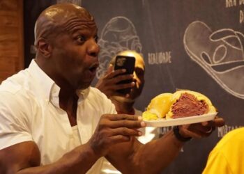 Terry Crews provou do sanduíche de mortadela do Mercadão de SP Divulgação