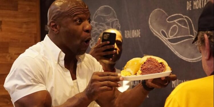 Terry Crews provou do sanduíche de mortadela do Mercadão de SP
Divulgação