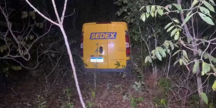 Van dos Correios é roubada e criminosos abandonam mercadorias na mata, diz polícia