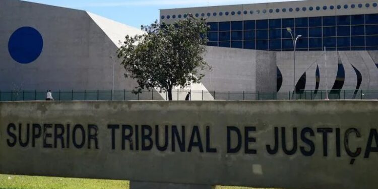 Justiça proíbe advogado de atuar por suspeita de ligação com PCC