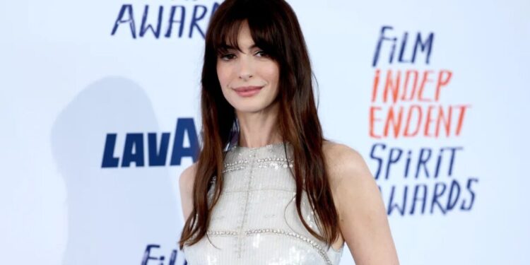 Anne Hathaway fala sobre música latina e cita Anitta; veja o que ela disse