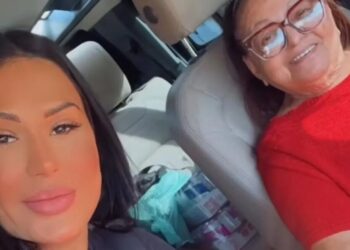 Gracyanne Barbosa com a mãe de Belo durante passeio Reprodução/Instagram